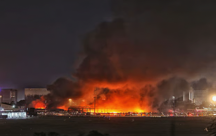 ঢাকা বিমানবন্দরে অগ্নিকাণ্ডের এক মাস পরও শৃঙ্খলা ফেরেনি, পণ্য পেতে সময় লাগছে বেশি ঢাকা বিমানবন্দরে অগ্নিকাণ্ডের এক মাস পরও শৃঙ্খলা ফেরেনি, পণ্য পেতে সময় লাগছে বেশি