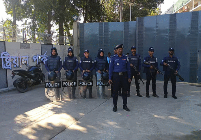 গাজীপুরে গ্রামীণ ইন্ডাস্ট্রিয়াল পার্কের নামফলকে আগুন, ককটেল বিস্ফোরণ