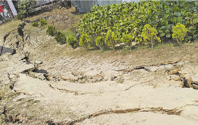 উৎপত্তিস্থল মাধবদীতে এপাশ-ওপাশ দুলছিল উঁচু ভবনগুলো, মাটিতে ফাটল উৎপত্তিস্থল মাধবদীতে এপাশ-ওপাশ দুলছিল উঁচু ভবনগুলো, মাটিতে ফাটল