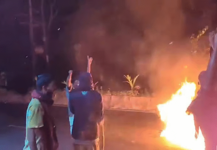 নোয়াখালীতে মধ্যরাতে সড়কে টায়ার জ্বালিয়ে ছাত্রলীগের বিক্ষোভ, বিস্ফোরণের শব্দ