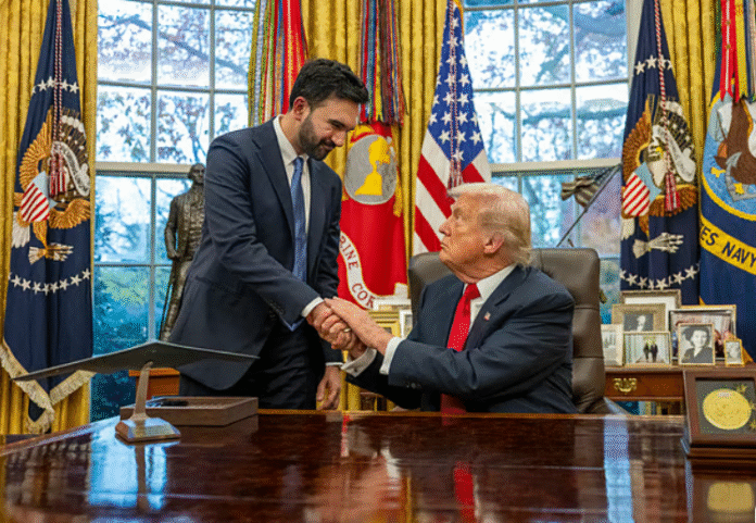 মামদানির হাত চাপড়ে, মজার ছলে ঘুষি দিয়ে কী বোঝালেন ট্রাম্প