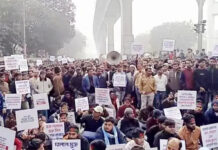 কারওয়ান বাজারে মোবাইল ব্যবসায়ীদের কর্মসূচিতে পুলিশের লাঠিপেটা